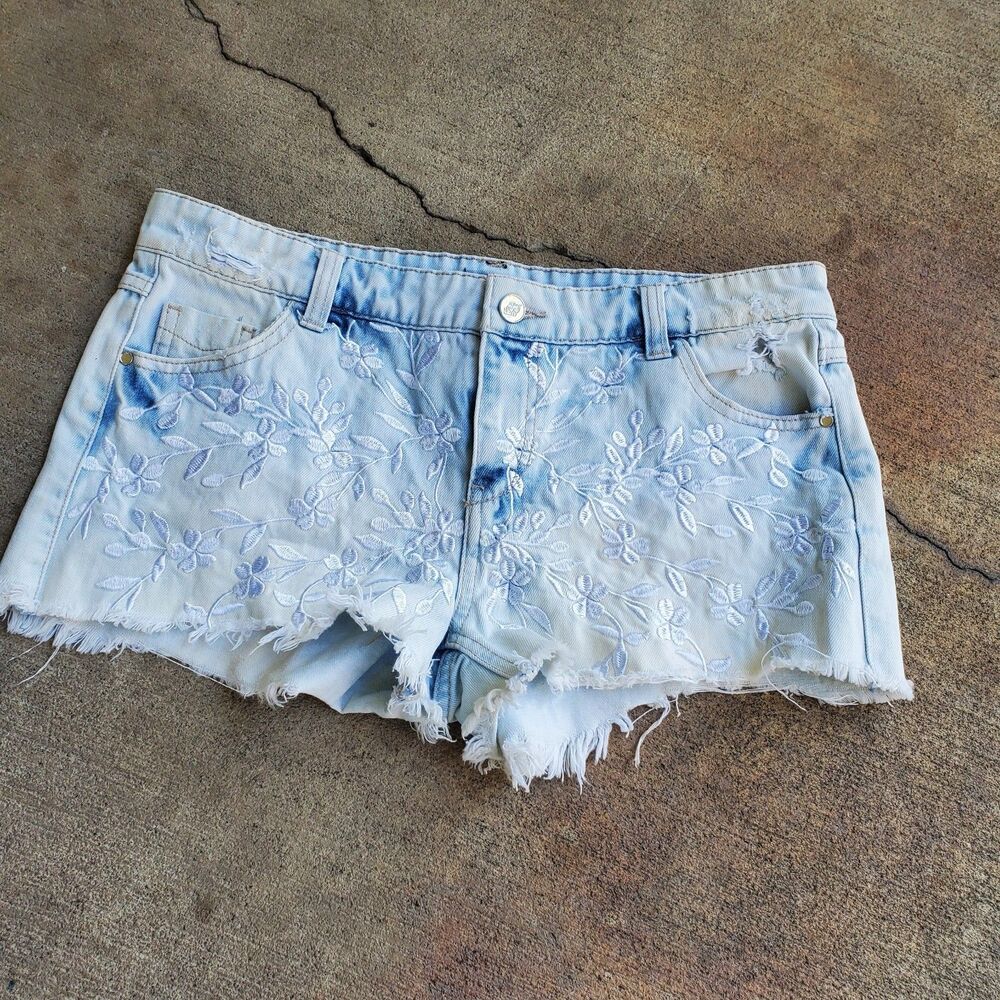 Bebe Lindsay Shorts Womens 29 Blue Acid Wash Denim Floral Embroidery Frayed Hem